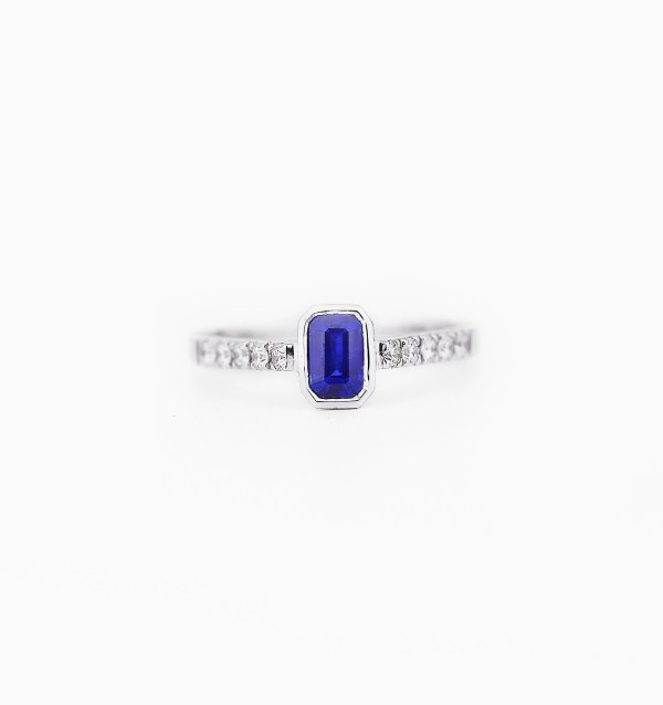 blue-sapphire-diamond-engagement-ring-style-00