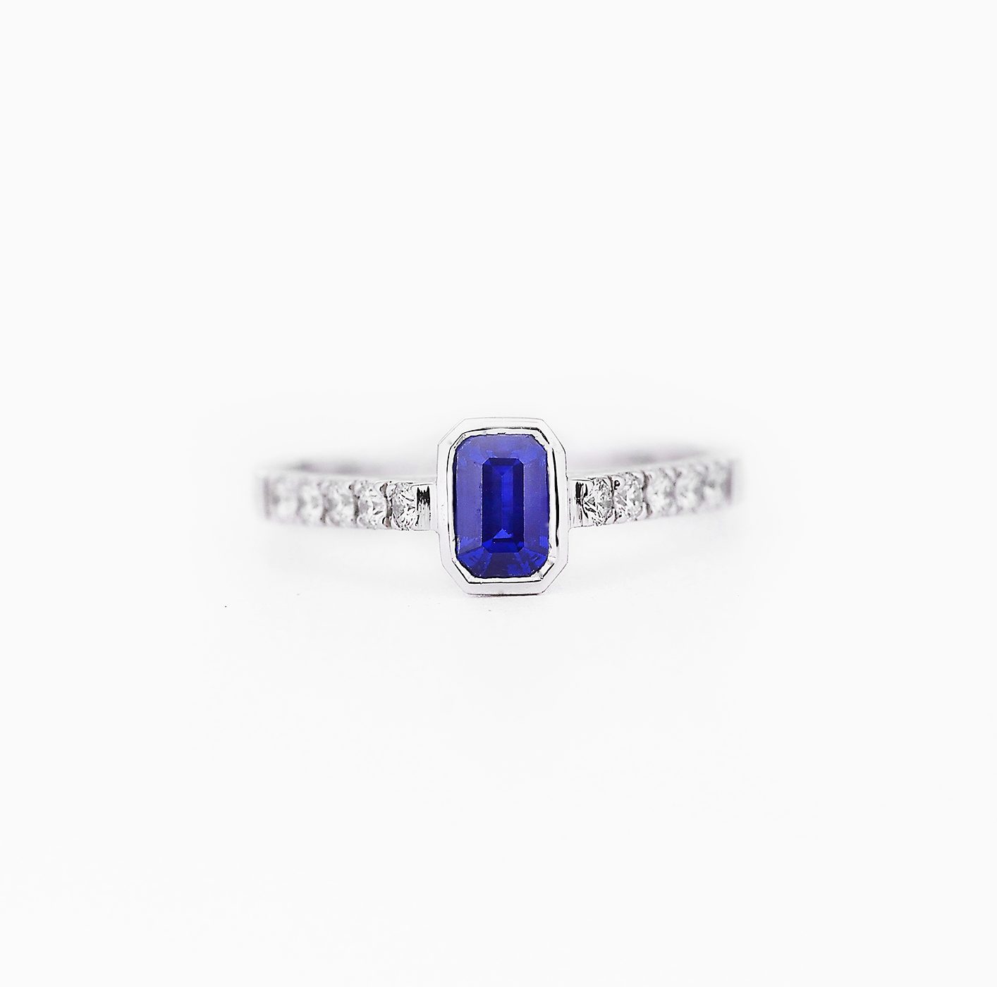 blue-sapphire-diamond-engagement-ring-style-00