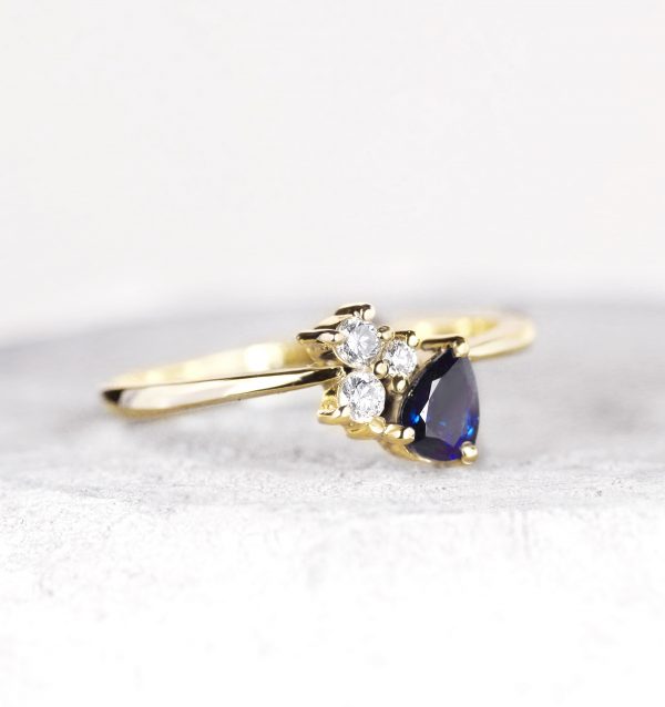 blue-sapphire-diamond-engagment-ring