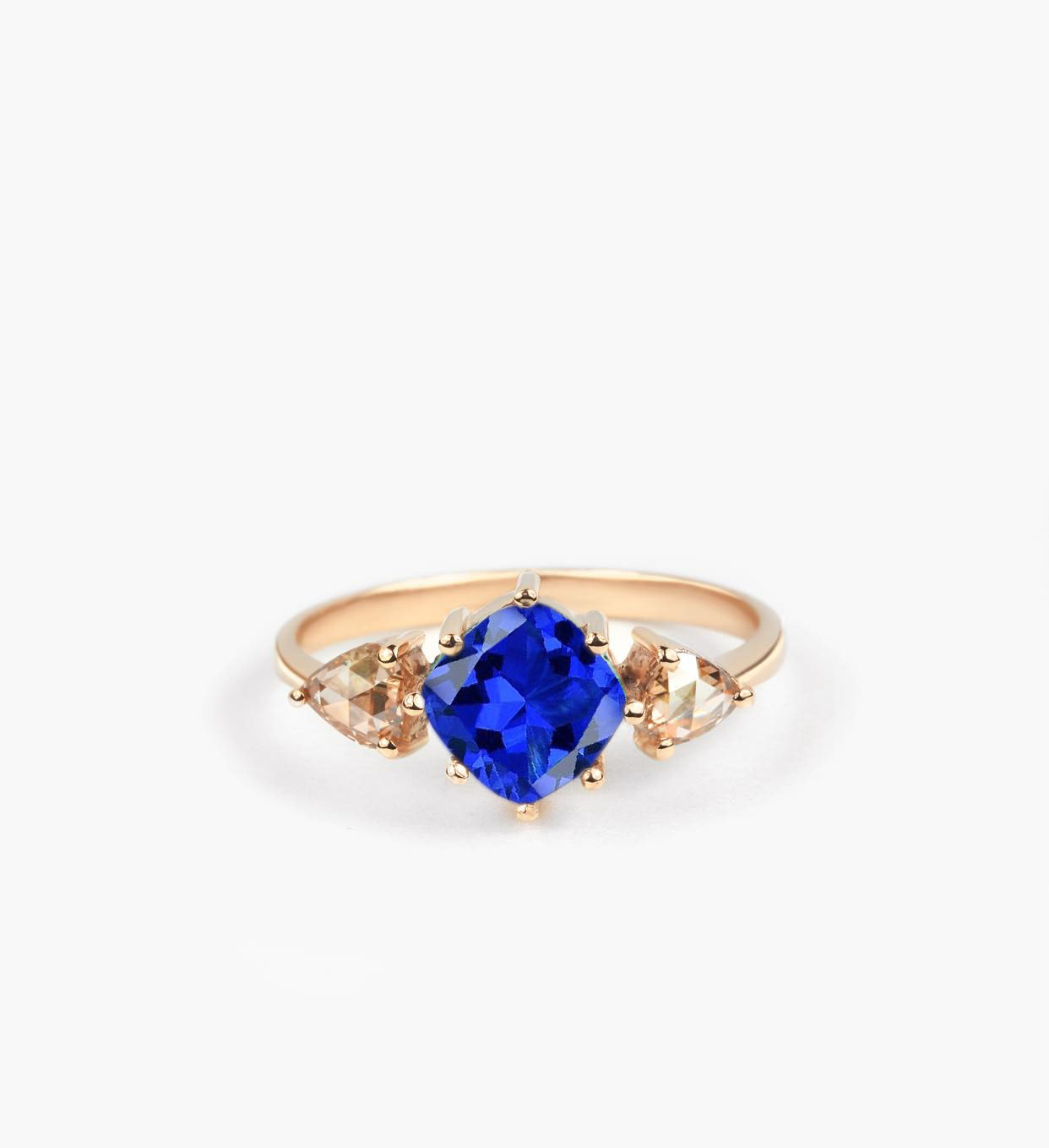 Cushion cut medium blue sapphire engagement ring in yellow gold - Image 3