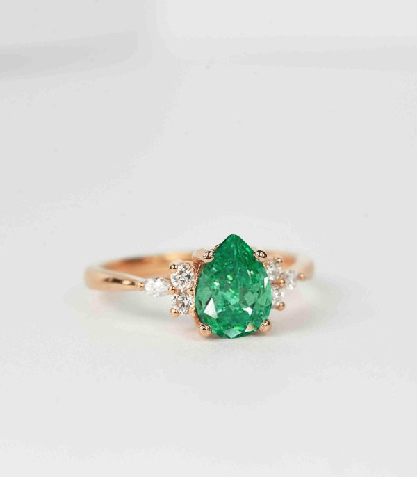 emerald and diamond ring