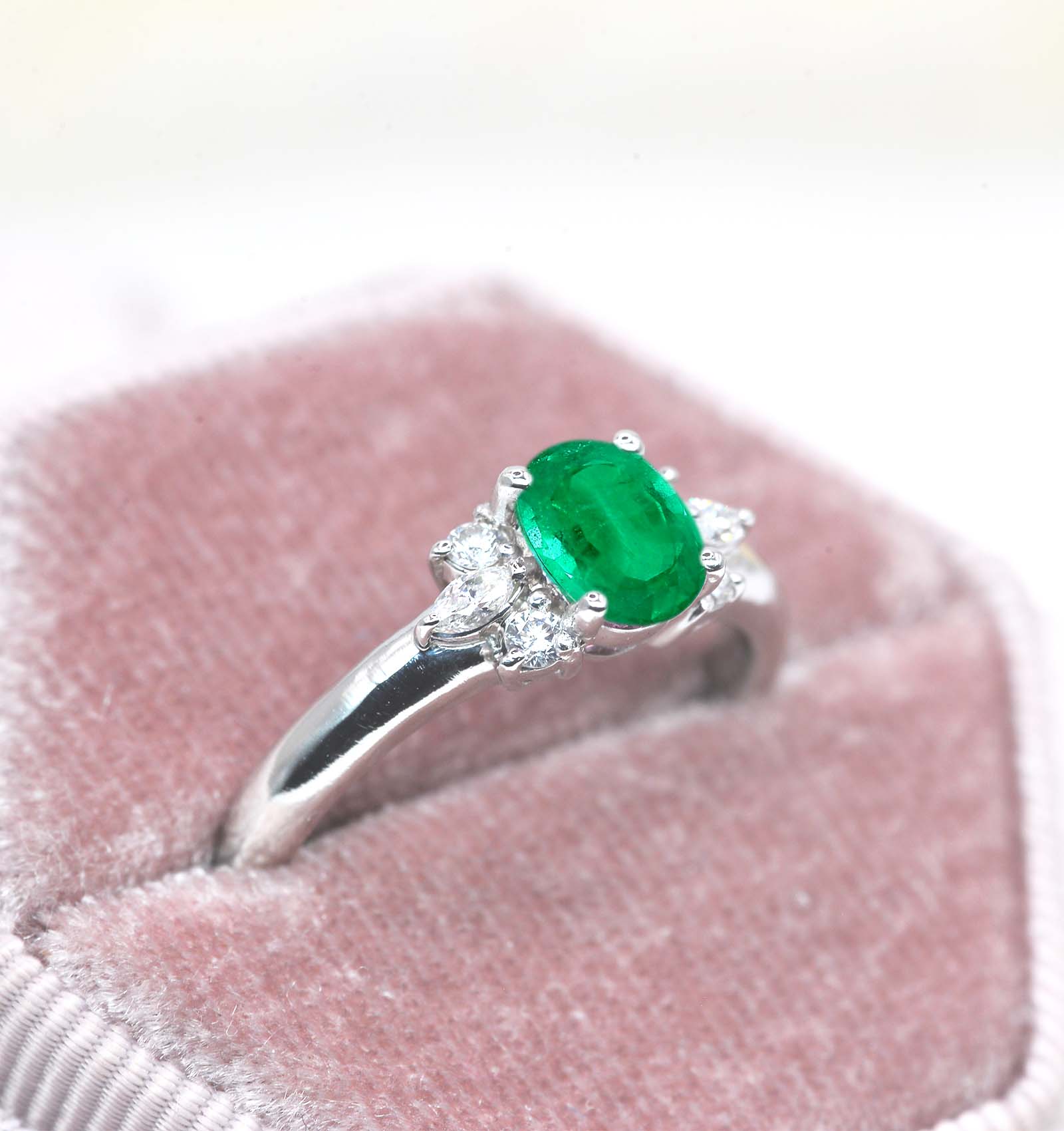 oval cut natural emerald vintage ring