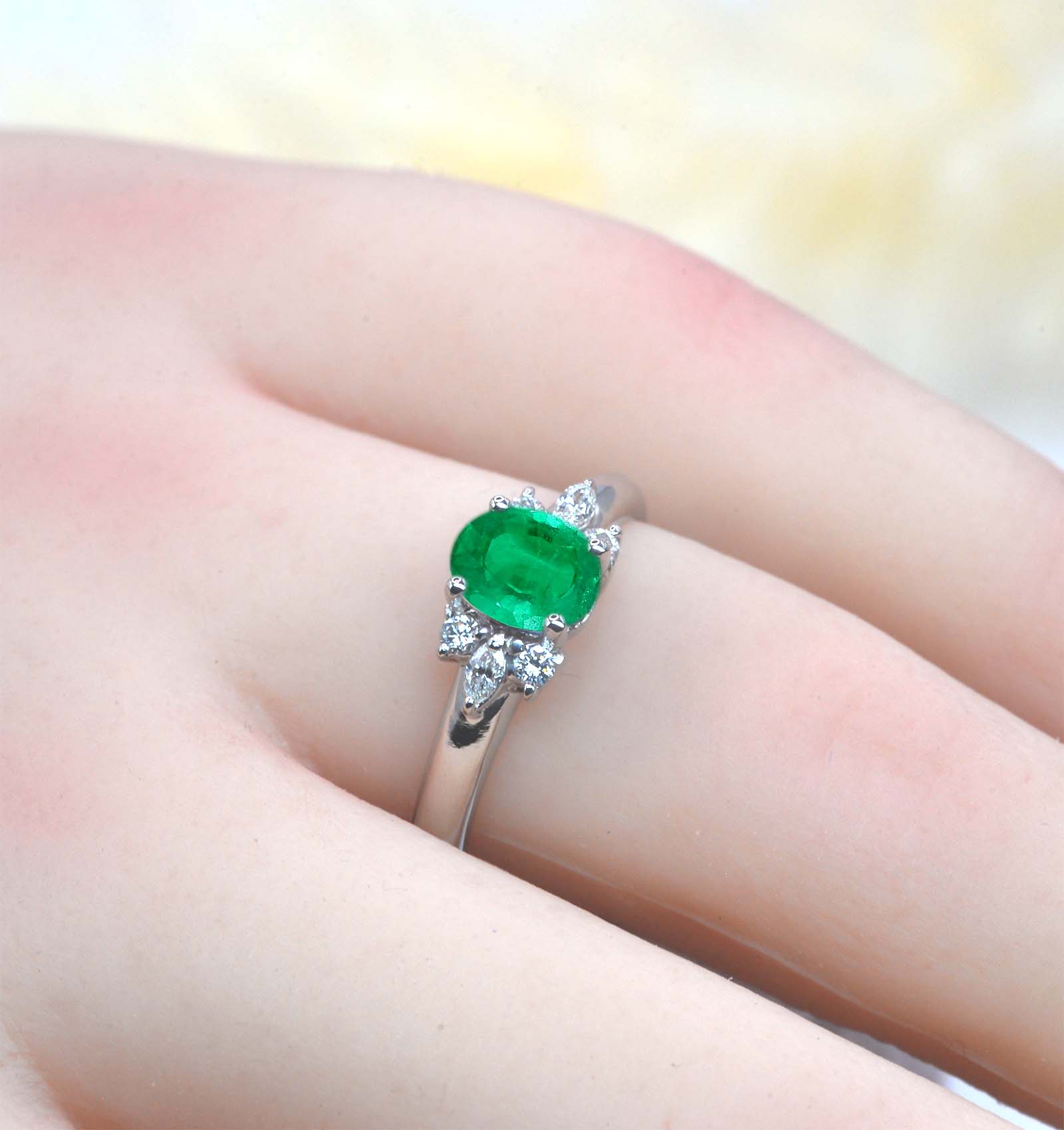 oval cut natural emerald vintage ring