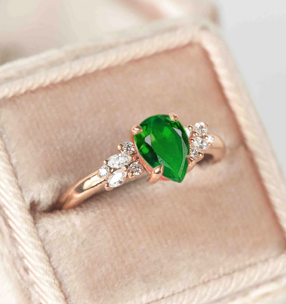 Pear cut tsavorite engagement ring - Image 5