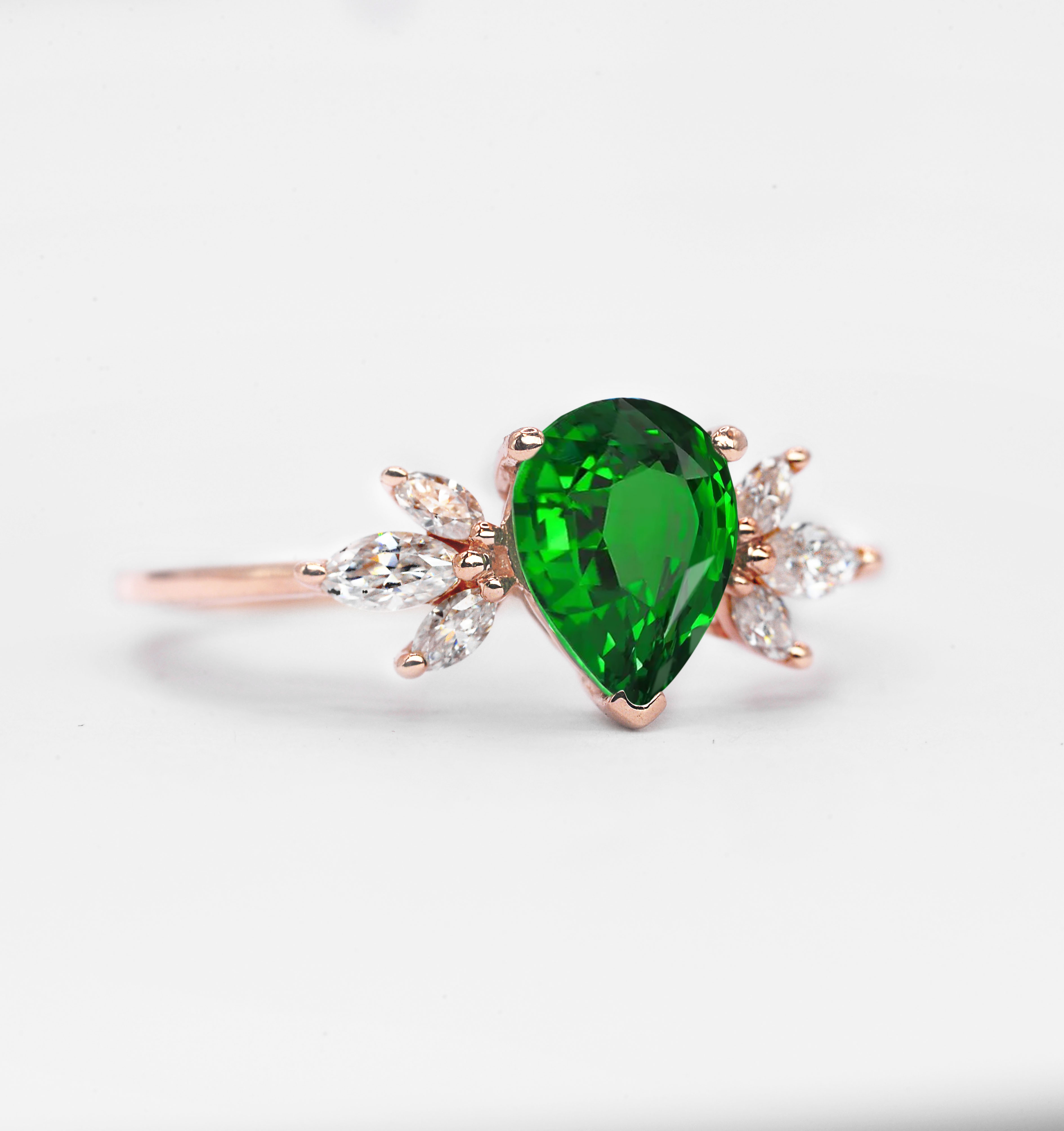 Pear shape tsavorite engagement gift ring - Image 2