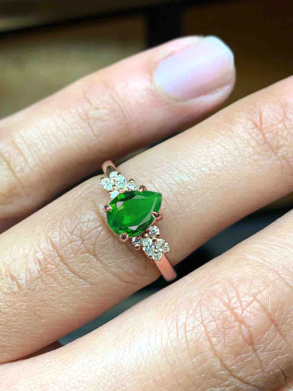 Pear cut tsavorite engagement ring - Image 7