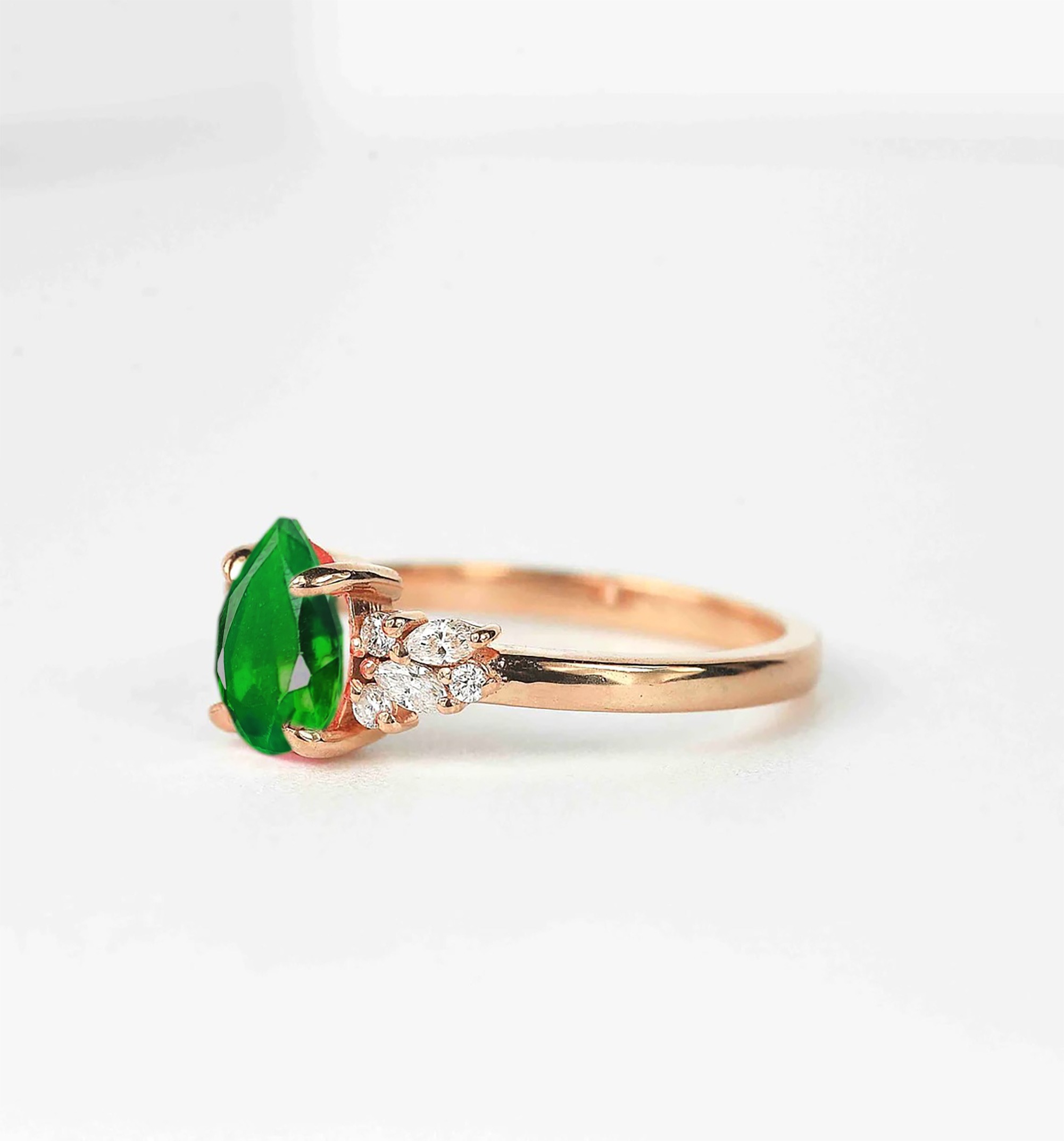 Pear cut tsavorite engagement ring - Image 4
