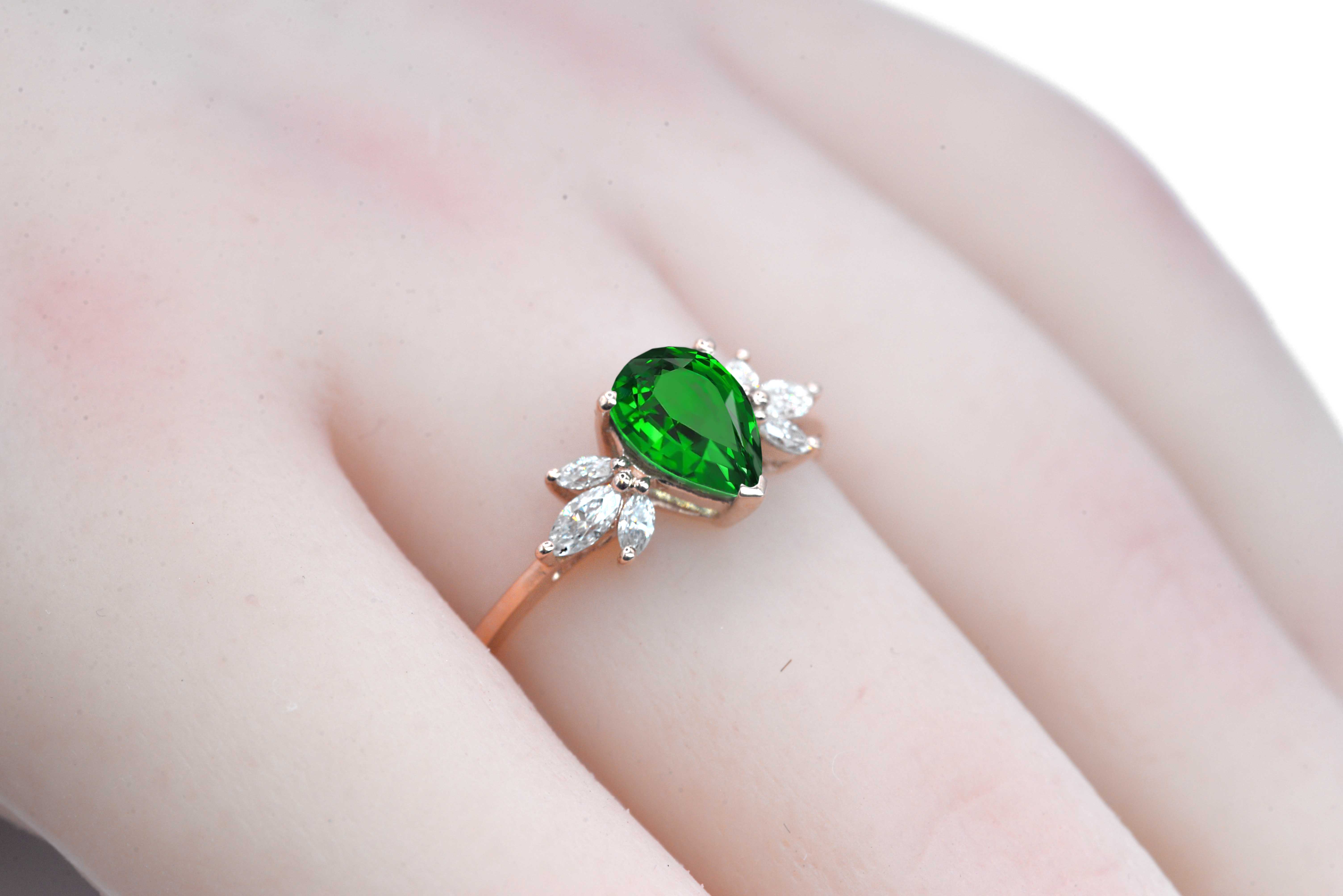 Pear shape tsavorite engagement gift ring - Image 7