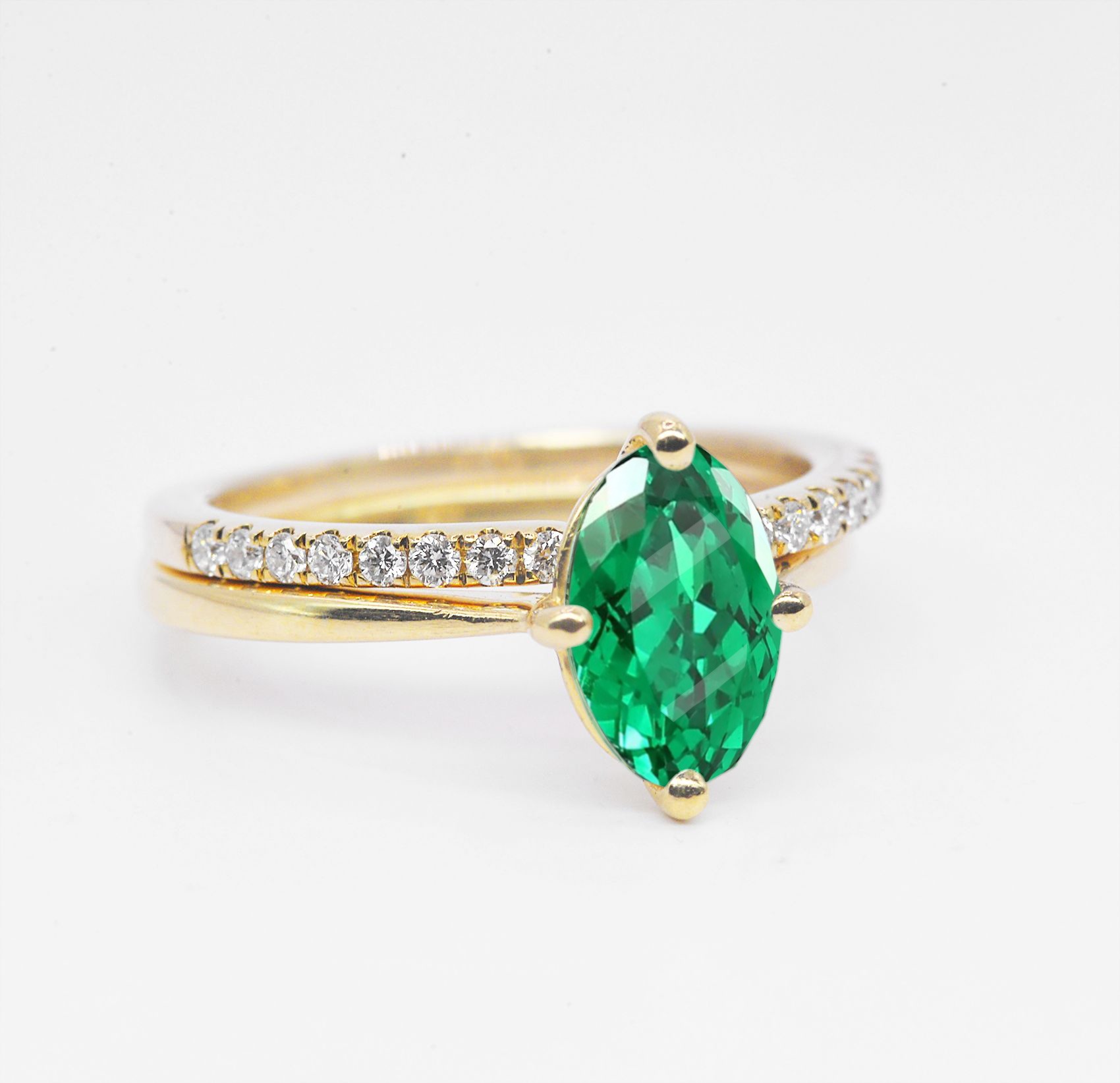 oval emerald ring with wedding band